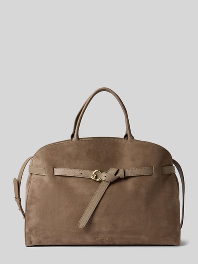 Produktfoto, Handtasche mit Logo-Detail Modell 'Sabine' von Coccinelle in taupe, glatte und leicht strukturierte Oberfläche, Produktkontext: geteiltes Hauptfach mit Magnetverschluss, verstellbarer Schulterriemen, Innenfach mit Reißverschluss, Maße: 44x32x16 cm, Länge Schulterriemen: 106 cm