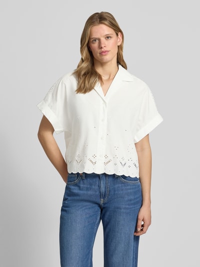 Frauenmodel trägt Relaxed Fit Bluse aus reiner Baumwolle mit Spitzen-Details von Marc O'Polo Denim, Optik: Unifarben, Ganzkörperansicht von vorne.