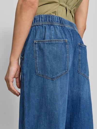 Vrouwenmodel draagt Culotte met Bindegürtel und Gesäßtaschen van Jake*s Casual in puur katoen, wide leg fit, elastische band, achterzakken, detailopname rug.