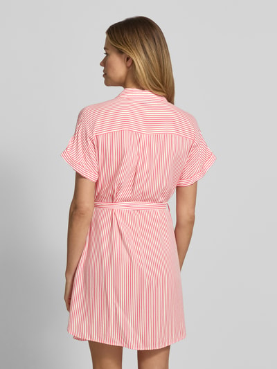 Vrouwenmodel draagt vrijetijdsjurk uit zuivere viscose model 'BUMPY' van Vero Moda, look: effen, mini-lengte, achterpas, knoopsluiting, korte mouw, popeline materiaalverwerking, rugaanzicht, ganzekörperaanzicht.