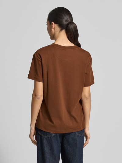 Frauenmodel trägt T-Shirt mit Rundhalsausschnitt von Stefanel in Braun, reine Baumwolle, gerader Schnitt, Ganzkörperansicht Rückansicht.