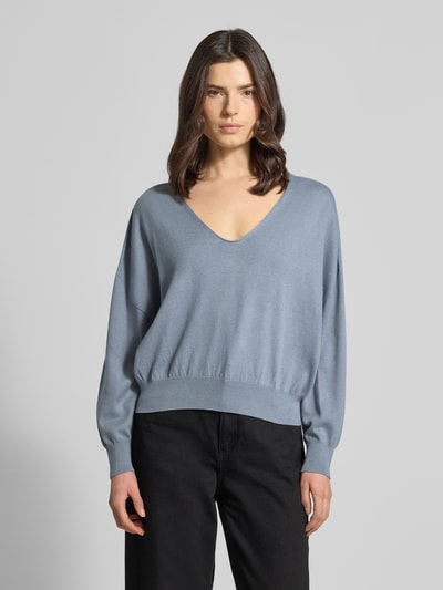 Modelka nosi Strickpullover aus Baumwoll-Kaschmir-Mix Modell 'RISORY' od Drykorn, kolor jasnoniebieski, relaxed fit, dekolt w serek, prosty dół, długość pleców w rozmiarze S: 53 cm, długość rękawa w rozmiarze S: 48 cm, damski sweter, przód w pełnej długości, widok z przodu, ujęcie całej sylwetki.