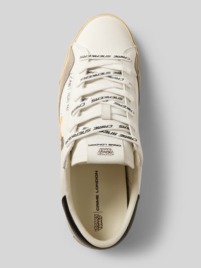Produktfoto, weißer Sneaker mit Motiv-Print Modell 'Distressed' von Crime London, abgerundete Passform, Logo-Detail, Schnürverschluss, profilierte Sohle, Herren Sneaker, Absatzhöhe 3 cm, Schafthöhe 7 cm, Schaftweite 9 cm.