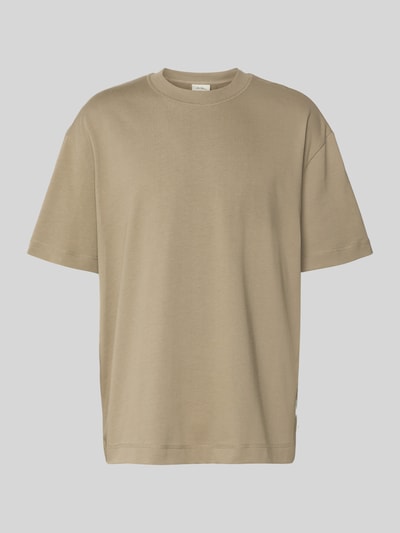 Produktfoto, beżowe T-Shirt mit Rundhalsausschnitt Modell 'Carl' von Les Deux, czysta bawełna, prosty krój, ściągacz, detal z logo, długość tyłu 72 cm w rozmiarze M