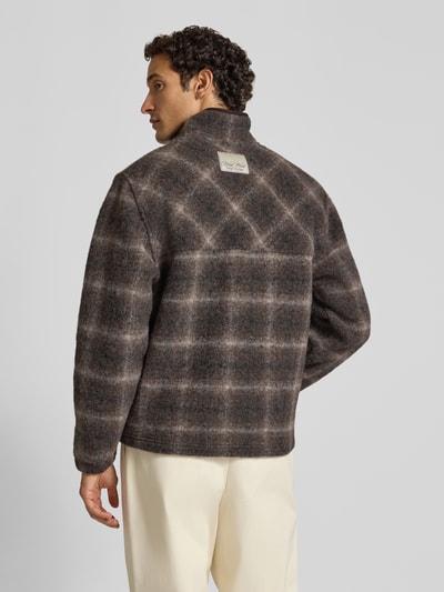 Männermodel trägt jack met opstaande kraag en tweewegritssluiting Model 'Eik' van Wood Wood, Materiaalmix met wol, all-over look, regular fit, ritszakken, bruine en beige ruit, textuur zacht, ruglengte maat M 68 cm, schouderbreedte 50 cm, borstwijdte 54 cm, mouwlengte 66 cm, Ganzkörperansicht Rückansicht