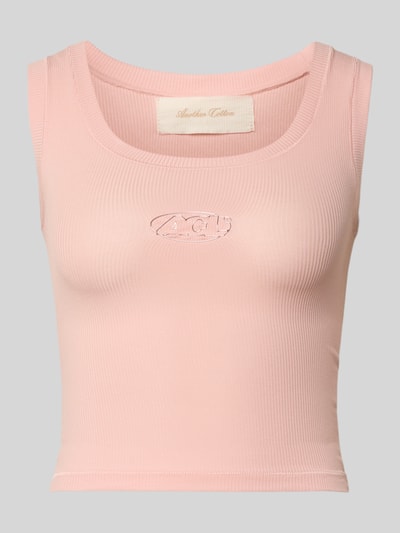 Produktfoto, Slim Fit Top mit Logo-Detail von Another Cotton Lab aus elastischem Baumwoll-Mix in Rosa mit Rundhalsausschnitt, Rückenlänge 37 cm.