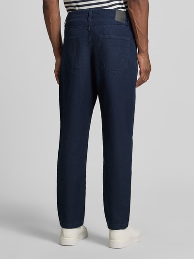 Männermodel trägt dunkelblaue Regular fit Tapered Jeans aus Baumwoll-Hanf-Mix Modell 'MAURO' von Selected, Herren Tapered Jeans, Ganzkörperansicht Rückansicht