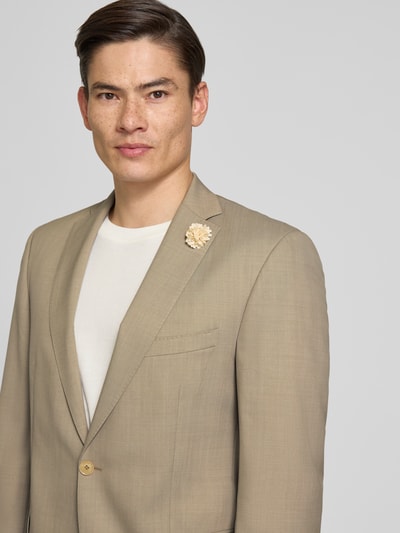 Männermodel trägt Slim Fit 2-Knopf-Sakko aus Schurwolle-Mix Modell 'Shelby' von Carl Gross, beżowy kolor, krój slim fit, marynarka z klapami, kieszenie z patkami, długość tyłu w rozmiarze 50: 80 cm, szerokość ramion w rozmiarze 50: 50 cm, długość rękawa w rozmiarze 50: 70 cm, półmatowa tekstura, prosty fason, nahaufnahme oberkörper.