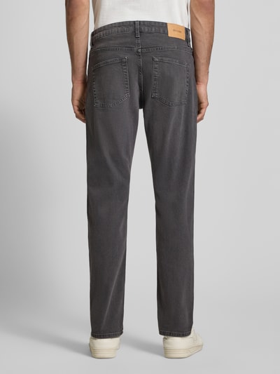 Mężczyzna nosi Regular Fit Jeans aus Baumwoll-Mix Modell 'WEFT' od Only & Sons, denim, kolor jednolity, widok całej sylwetki z tyłu.