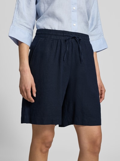 Frauenmodel trägt dunkelblaue Leinenshorts mit elastischem Bund Modell 'Lava' von FREE/QUENT, Leinen-Mix, Loose Fit, Nahaufnahme Oberkörper.