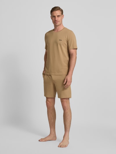 Männermodel trägt Regular Fit Sweatshorts aus Baumwoll-Mix Modell 'Mix&Match' von BOSS, Optik: unifarben, Ganzkörperansicht von vorne.