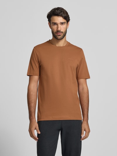Męski model nosi Regular Fit T-Shirt aus reiner Baumwolle von bugatti w kolorze brązowym, okrągły dekolt, obszycie, długość tyłu w rozmiarze M: 69 cm, widok całej sylwetki z przodu