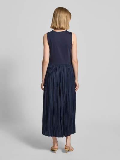 Frauenmodel trägt Midikleid im 2-in-1-Look mit Rundhalsausschnitt von ROBE LÉGÈRE aus Reine Baumwolle, Gerader-Schnitt, Falten, Dunkelblau, Rückenlänge 127 cm, Brustweite 41 cm, Ganzkörperansicht Rückansicht.