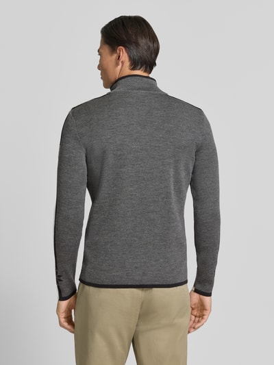 Männermodel trägt Wollpullover mit Label-Print Modell 'Nale' von Dale of Norway in Grau, strukturierte Wolle, Ganzkörperansicht Rückansicht. Gerader Schnitt, Troyer-Kragen, reine Wolle, Rückenlänge 67 cm, Ärmellänge 68 cm.