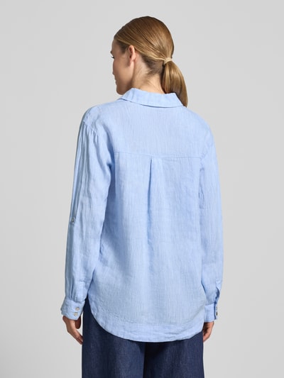 Frauenmodel trägt Regular Fit Leinenbluse mit V-Ausschnitt von Christian Berg Woman in hellblau mit Hemdblusenkragen, Struktur, Rückenlänge 72 cm, Ärmellänge 58 cm, Reines Leinen, Ganzkörperansicht Rückansicht.