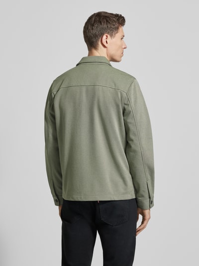 Męski model nosi Relaxed Fit Hemdjacke mit Brusttasche von Lindbergh, mieszanka materiałów z dodatkiem wiskozy, wykładany kołnierz, brustasza, listwa guzikowa, długość tyłu w rozmiarze M: 69 cm, widok całej sylwetki z tyłu