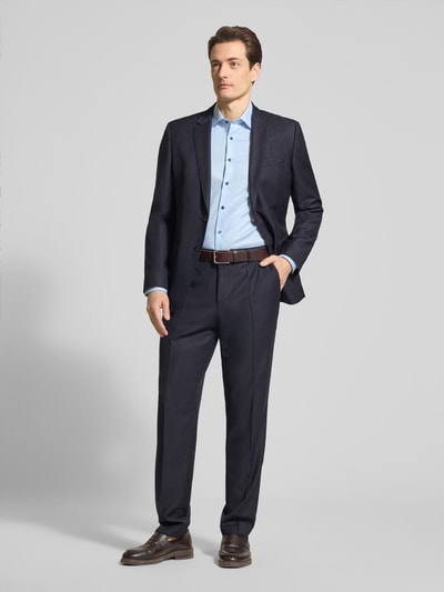 Männermodel trägt Slim Fit Freizeithemd mit Kentkragen Modell 'New York' von OLYMP Level Five in Hellblau, Ganzkörperansicht von vorne. Elastischer Baumwoll-Mix, Langärmeliges Design mit durchgehender Knopfleiste und Sportmanschetten, Rückenlänge 80 cm, Schulterbreite 44 cm, Ärmellänge 68 cm.