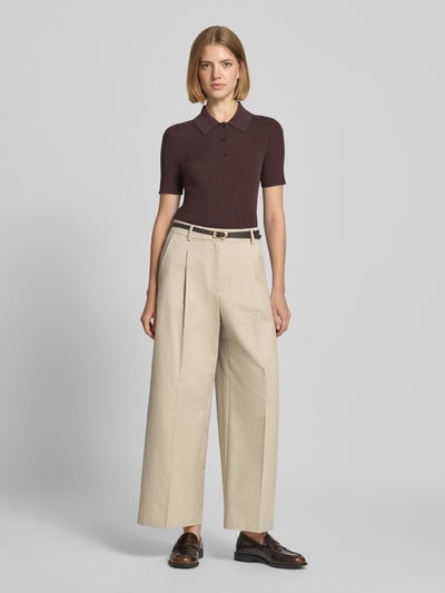 Kobiece modelka nosi Wide Fit Hose mit integriertem Gürtel von Jake*s Collection, mieszanka bawełny, krój wide fit, zakładki w pasie, zapięcie na guzik i zamek błyskawiczny, szerokość w rozmiarze 36: 36 cm, długość wewnętrzna nogawki w rozmiarze 36: 71 cm, widok całej sylwetki od przodu