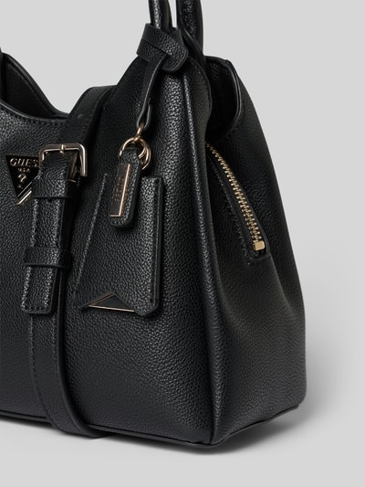 Produktfoto, schwarze Guess Handtasche mit Label-Applikation, Modell 'ECO MERIDIAN II', strukturierte Oberfläche, Golddetails, Nahaufnahme, Hauptfach mit Reißverschluss, Tragehenkel und Schulterriemen, Maße: 30x21x12 cm, Schulterriemen 122 cm.
