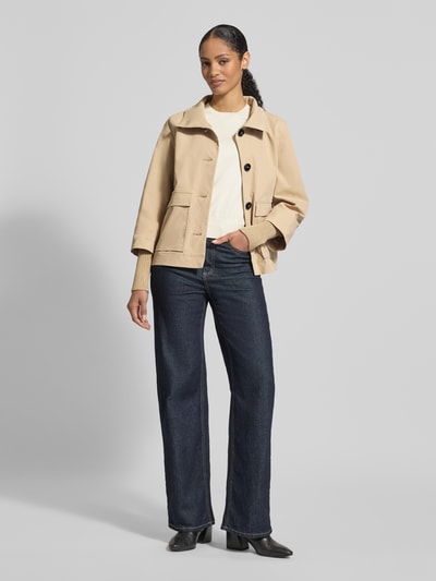 Modelka nosi Jacke mit Stehkragen und Pattentaschen von Christian Berg Woman Selection, beż, krój regular fit, widok całej sylwetki z przodu.