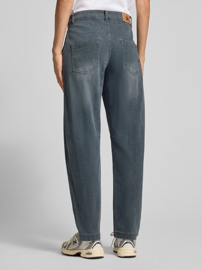 Vrouwenmodel draagt Relaxed Fit Barrel Jeans aus Baumwoll-Mix Modell 'Barrel long' van Buena Vista, blauwe denim, rechte pijpen, Ganzkörperansicht Rückansicht, dames Barrel jeans van Buena Vista.