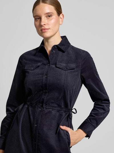 Vrouwenmodel draagt Regular Fit Midikleid aus Baumwoll-Mix in Cord-Optik van Marc Cain, donkerblauw, platte kraag, borstzakken, knoopsluiting, Ruglengte maat 36: 128 cm, Borstwijdte maat 36: 51 cm, Mouwlengte maat 36: 63 cm, katoenmix, corduroy look, detailopname bovenlichaam.