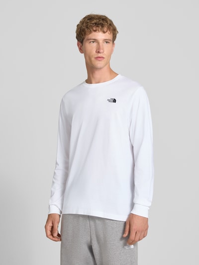 Męski model nosi bluzkę z długim rękawem z mieszanki bawełny Model 'EVOLUTION' od The North Face, luźny krój, wyhaftowane logo, długość tyłu w rozmiarze M: 70 cm, Ganzkörperansicht von vorne.