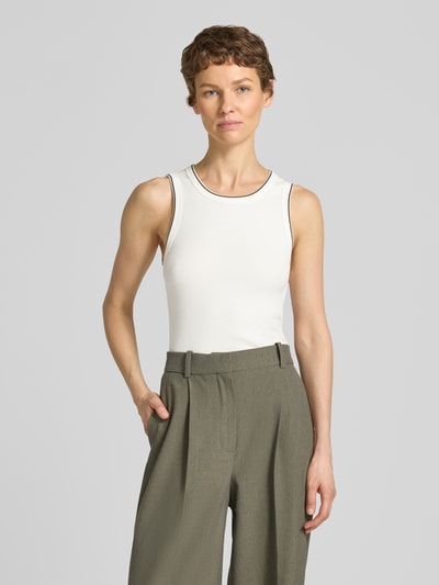 Frauenmodel trägt Trägertop in Ripp-Optik Modell 'Ilesso springclub' von OPUS, Baumwoll-Elasthan-Mix, Slim Fit, Nahaufnahme Oberkörper.