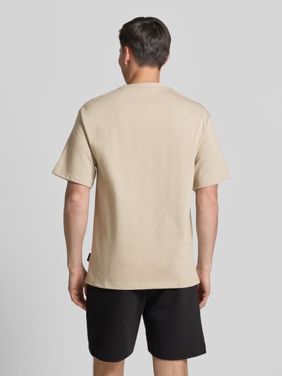 Männermodel trägt T-shirt met 1/2-mouwen van COLUCCI, puur katoen, recht model, ronde hals, ruglengte bij maat M 72 cm, Ganzkörperansicht Rückansicht