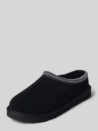 Produktfoto, Hausschuhe aus Leder Modell 'TASMAN II' von UGG, schwarz, runde Spitze, strukturierte Gummi-Sohle, sichtbare Nahtdetails