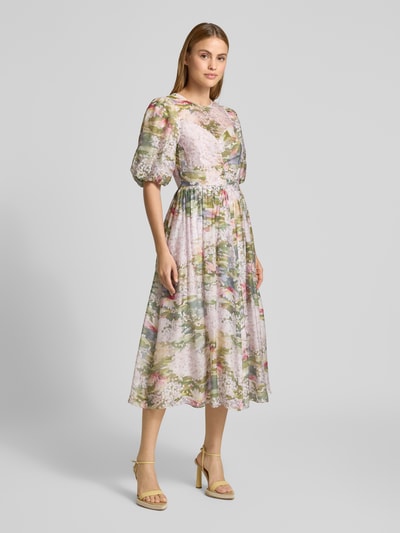 Modelka kobieca nosi Midikleid mit Puffärmeln Modell 'JONORA' od Ted Baker, lyocell-mix, krój taliowany, pastelowe kolory, widok całej sylwetki z przodu.