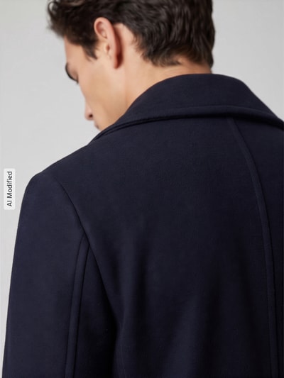 Männermodel trägt Regular Fit Mantel mit Woll-Anteil von Polo Ralph Lauren in Dunkelblau, feine Struktur, Ganzkörperansicht Rückansicht, KI-modifiziertes Bild.