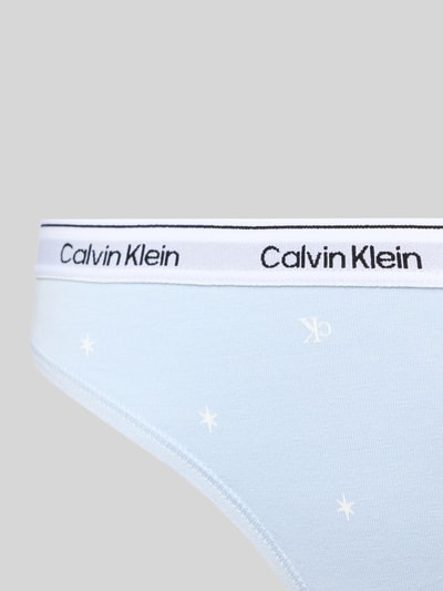 Produktfoto, String mit elastischem Bund im 5er-Pack von Calvin Klein Underwear, jasnoniebieski kolor, bawełna z elastanem, dopasowany krój, biały elastyczny pas z logo, detale marki, delikatna tekstura