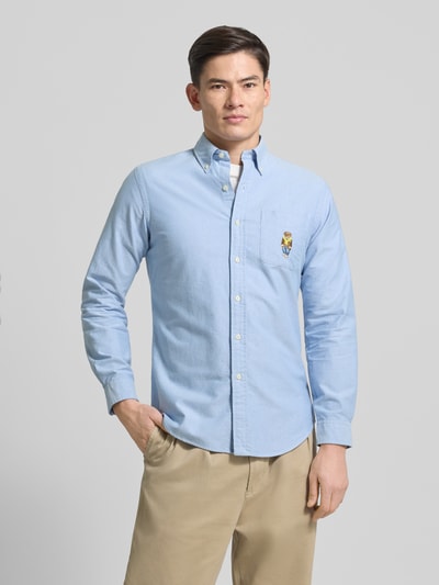 Männermodel trägt lichtblauw Custom Fit Freizeithemd met motiv-stitching van Polo Ralph Lauren van katoen, borstzak, knoopsluiting, ganzkörperansicht van voren.