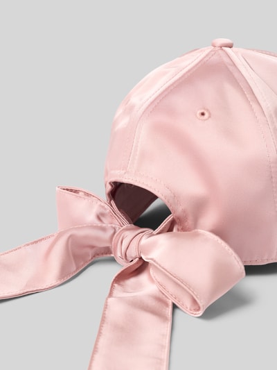 Produktfoto, Cap mit Zierschleife Modell 'Arte' von JOOP! in Rosa mit glänzender Oberfläche, curved Visor, Logo-Stitching, Nahaufnahme Rückansicht.
