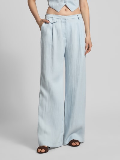 Frauenmodel trägt Wide Leg Hose aus Viskose-Mix von Bardot in Hellblau mit Gesäßtaschen, Bundweite 39 cm, Innenbeinlänge 84 cm, Nahaufnahme Unterkörper.