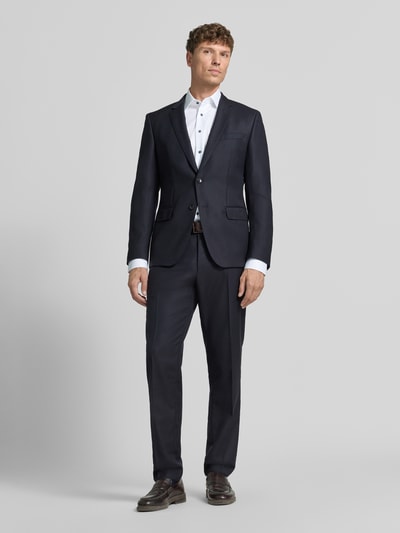 Männermodel trägt Extralanges Regular Fit Business-Hemd mit Kentkragen van Christian Berg Men in effen design van puur katoen, Ganzkörperansicht von vorne.
