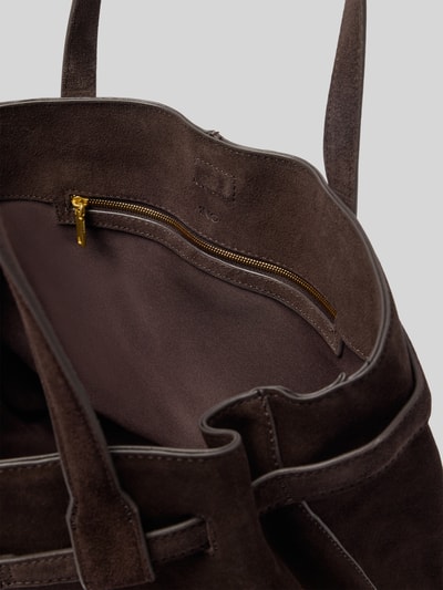 Produktfoto, dunkelbraune Handtasche aus Rindsleder mit Karabiner Modell 'CHUS' von MANGO, Hauptfach mit Magnetverschluss, goldener Reißverschluss, strukturierte Leder- und Wildleder-Oberfläche, Innenansicht, Maße 40x29x11 cm, Schulterriemen 69 cm.