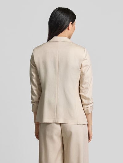 Frauenmodel trägt Regular Fit Blazer aus Lyocell-Mix mit Reverskragen von Comma, Creme-Ton, glatte Textur, Rückenlänge 63 cm, Ganzkörperansicht Rückansicht.