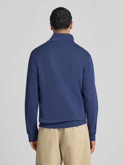 Männermodel trägt Regular Fit Sweatshirt aus Baumwoll-Mix von Tommy Jeans in Dunkelblau, glatte Textur, Ganzkörperansicht Rückansicht. Herren Sweatshirt von Tommy Jeans
