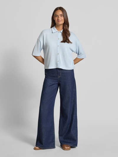 Frauenmodel trägt Strickshirt aus Viskose-Mix mit Polokragen Modell 'Sitrica' von OPUS, Relaxed-Fit, hellblau, Knopfleiste, Ganzkörperansicht von vorne.