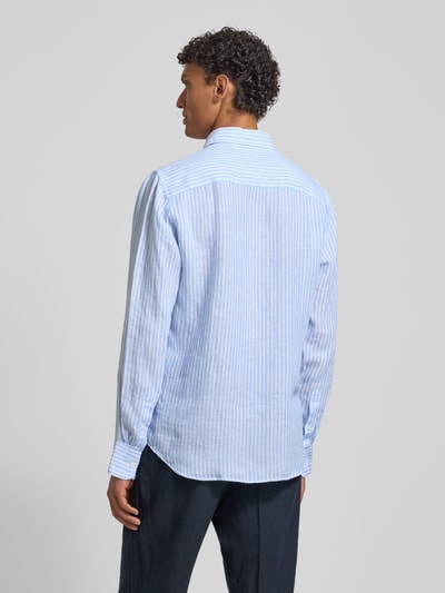 Männermodel trägt Modern Fit Freizeithemd aus Leinen mit Kentkragen von Matinique, gestreift, leichte Textur, Ganzkörperansicht Rückansicht. Produktdetails: Modell 'Marcshort', reine Leinenqualität, Knopfleiste, Sportmanschetten, verlängerter Rücken, Rückenlänge 75 cm, Schulterbreite 45 cm, Ärmellänge 67 cm.