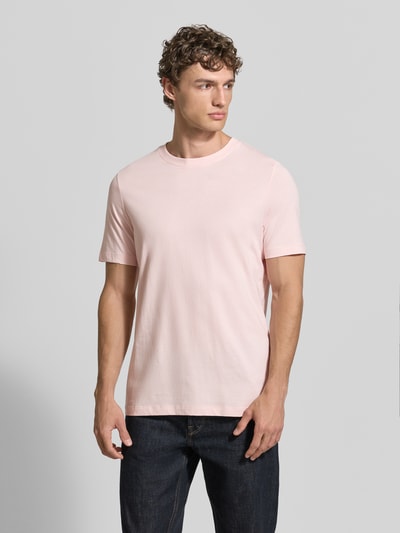 Męski model nosi Regular Fit T-Shirt aus reiner Baumwolle von s.Oliver RED LABEL, jednolita, krój regular fit, okrągły dekolt, krótki rękaw, jersey, bawełna, widok całej sylwetki z przodu.