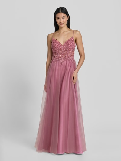 Frauenmodel trägt Maxikleid mit Perlen und Pailletten von Hey Kyla in Rosa, Tüll, A-Linie, V-Ausschnitt, Spaghettiträger, Ganzkörperansicht von vorne. Rückenlänge bei Größe 36: 132 cm, Brustweite: 33 cm, Ärmellänge: 127 cm, mit rückseitigem Reißverschluss.