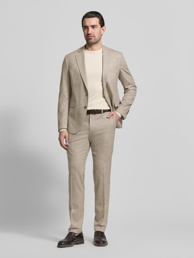Männermodel trägt Regular Fit Anzug aus Viskose-Mix Modell 'Dalotti' von CINQUE in beige mit Reverskragen, Ganzkörperansicht von vorne.