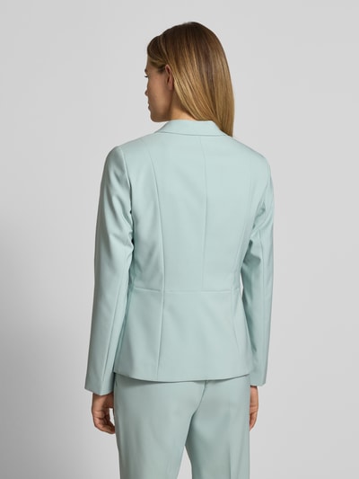 Frauenmodel trägt Slim Fit Blazer mit Reverskragen von Betty Barclay in pastellblau, Material-Mix, Rückansicht, Ganzkörperansicht