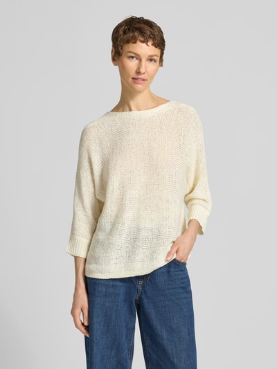 Vrouwenmodel draagt Strickpullover mit 3/4-Arm Modell 'Tapper' van FREE/QUENT, regular fit, ronde hals, crèmekleur, grof gebreide textuur, lengte rug S 54 cm, mouwlengte S 43 cm, vooraanzicht bovenlichaam.