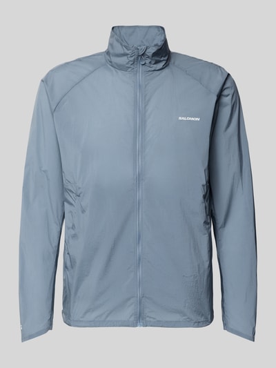 Produktfoto, Jacke mit Logo und Eingrifftaschen von Salomon, blaugrau, Reißverschluss, Stehkragen, glatte Textur, Regular Fit