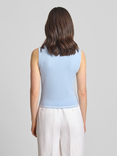 Frauenmodel trägt Strickshirt aus Viskose-Mix im ärmellosen Design von Marc Cain in Hellblau, kombiniert mit weißer Hose, Ganzkörperansicht Rückansicht. Körpernahe Passform, Rundhalsausschnitt, Rückenlänge bei Größe 36: 48 cm.