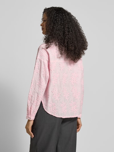 Frauenmodel trägt Baumwollbluse mit Blumen 3D Applikation von Christian Berg Woman in Rosa, Reine Baumwolle, Gerader-Schnitt, Hemdblusenkragen, Knopfleiste, Rückenlänge 63 cm, Ärmellänge 51 cm, Ganzkörperansicht Rückansicht.